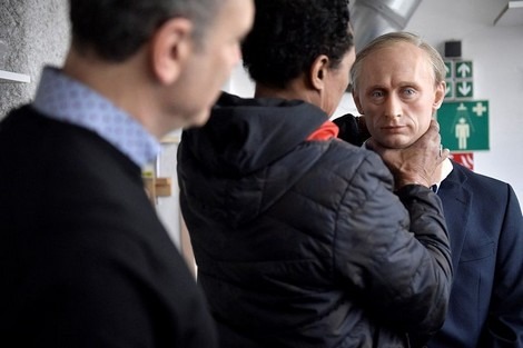 بعد أن دمره الزوار.. متحف “غريفين” بباريس يزيل تمثال الرئيس الروسي بوتين