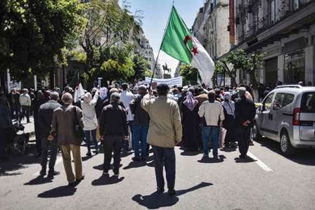 قطاع الوظيفة العمومية بالجزائر .. إضراب عام ووقفات احتجاجية ب 11 ولاية في الجنوب