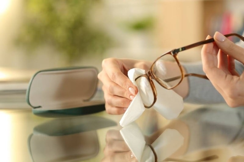 كيف تنظفين نظاراتك الطبية والشمسية min