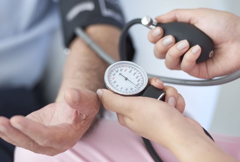 كيف نتخلص من صداع ارتفاع أو انخفاض ضغط الدم min