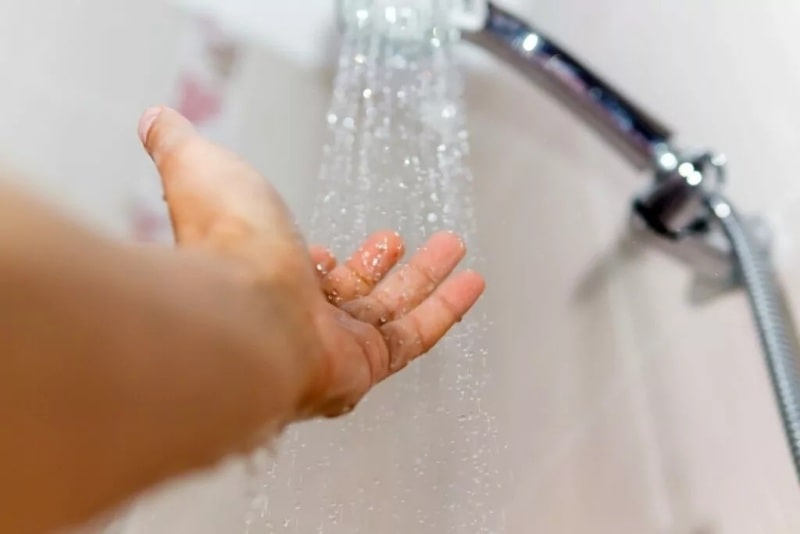 الاستحمام بالماء البارد قد يؤدي للتسمم min