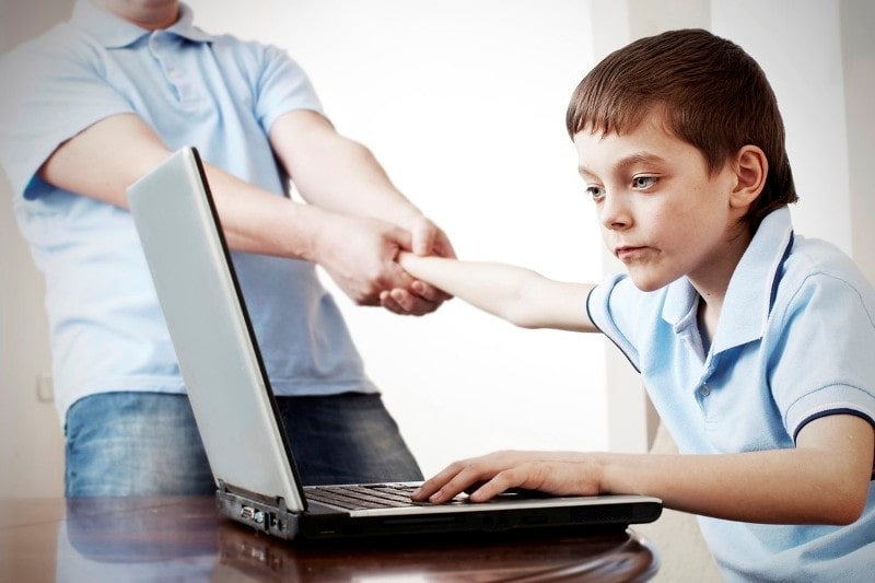 خطورة الأجهزة الإلكترونية على الأطفال min