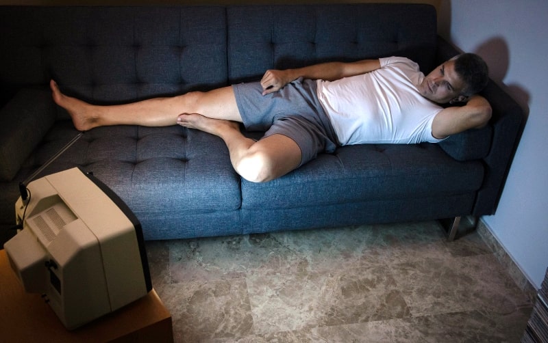 النوم مع التلفاز قد يؤدي إلى الموت المبكر min