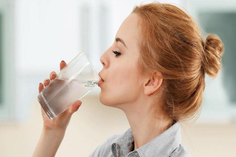 شرب كمية كافية من الماء في الطقس الحار يؤدي إلى جلطات دموية min