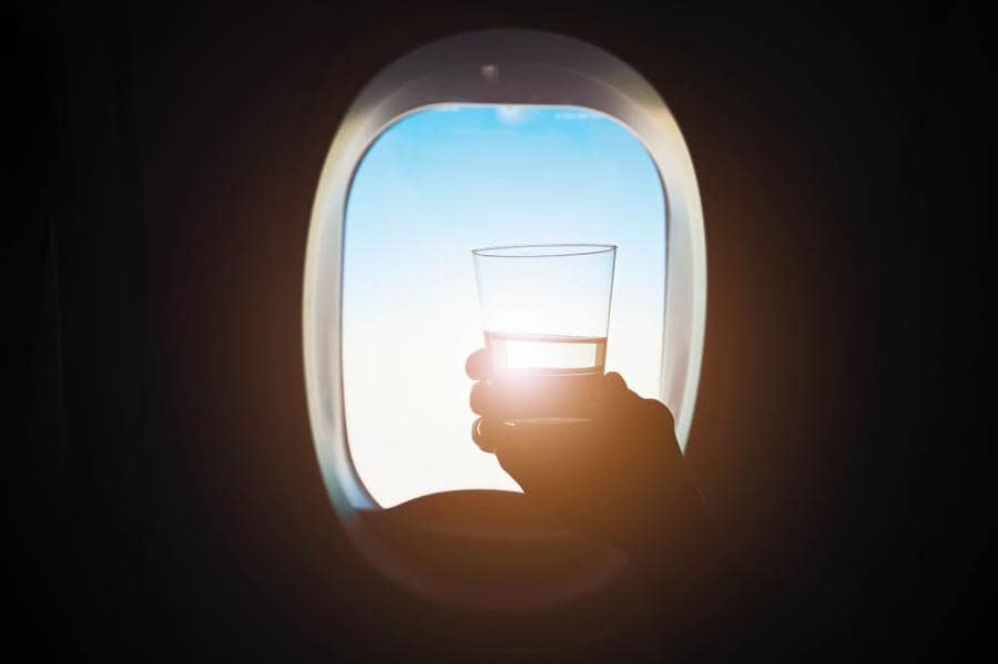 مخاطر شرب الكحول أثناء الرحلات الجوية min