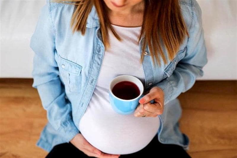 هل يؤثر شرب القهوة على المرأة الحامل min