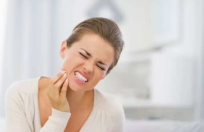 العوامل المؤثرة في حساسية الأسنان
