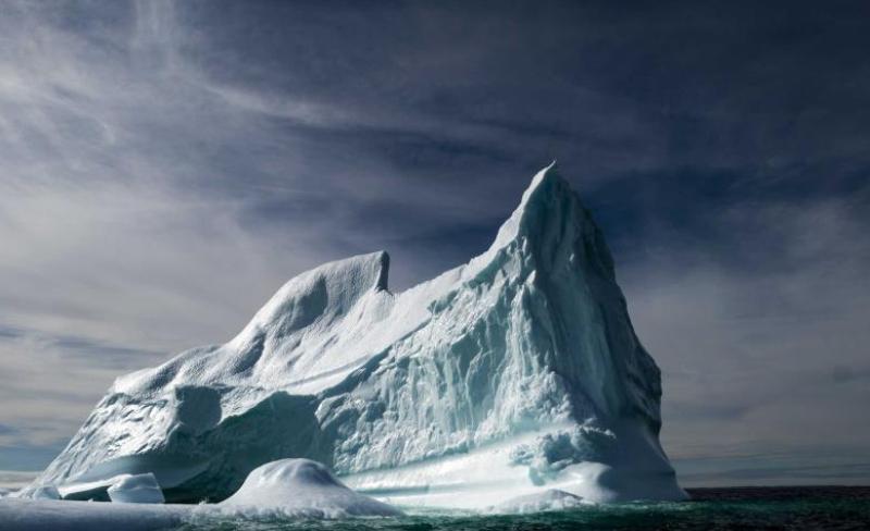 أكبر جبل جليدي في العالم يدخل الممر الخطير