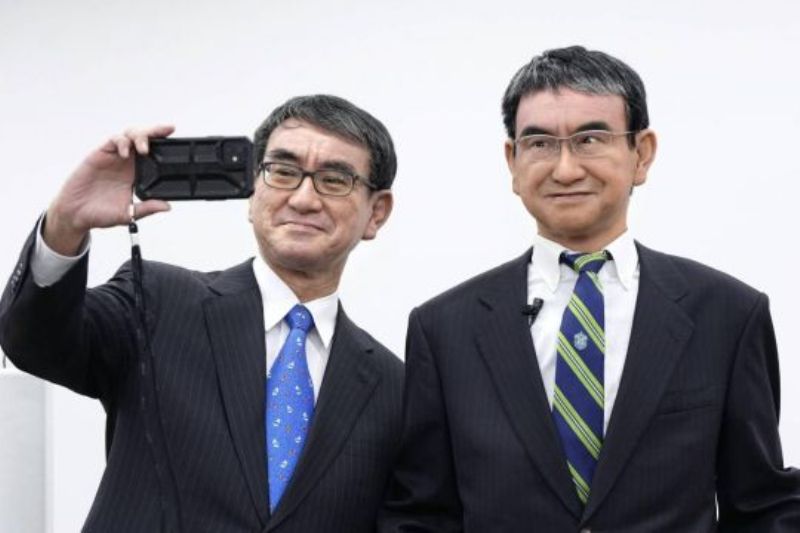 يستنسخون وزيرا يابانيا يشارك في الأنشطة الاجتماعية