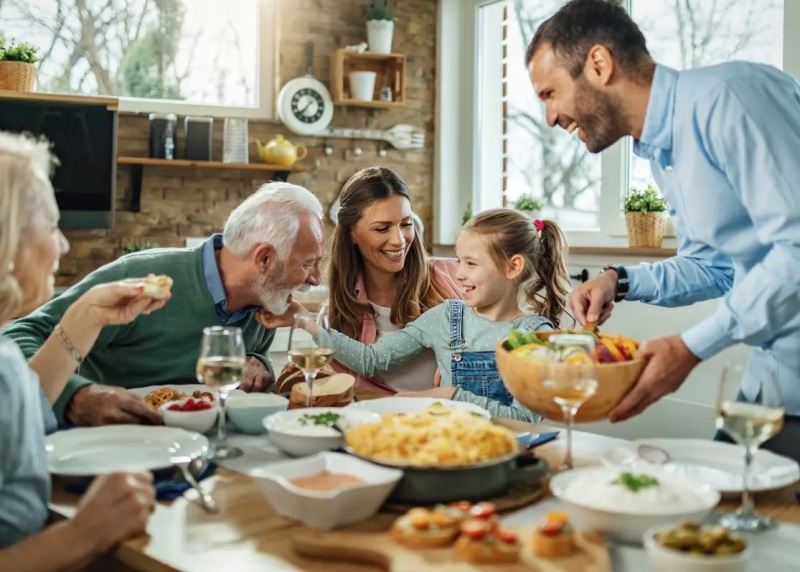 تأثير تناول وجباتك مع العائلة والأصدقاء على صحتك العقلية