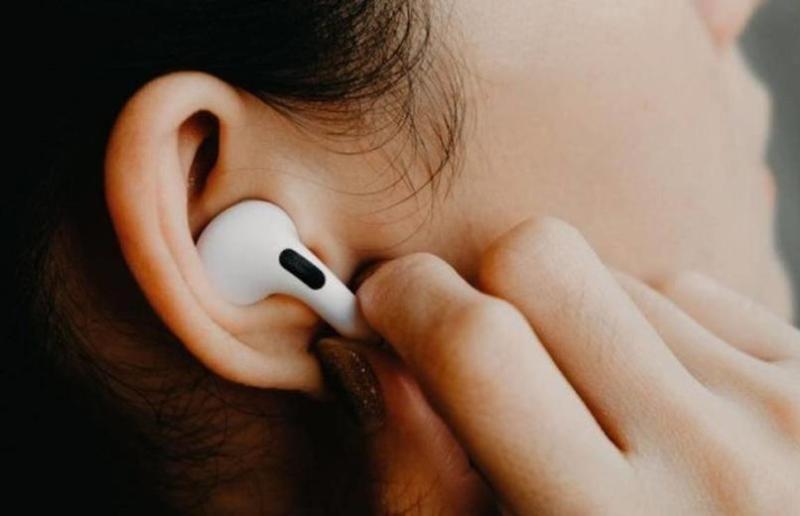يمكن أن تعمل AirPods من آبل كمساعدات على السمع