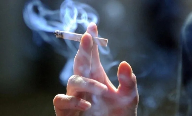 تكشف العلاقة الخطيرة بين التدخين وألزهايمر