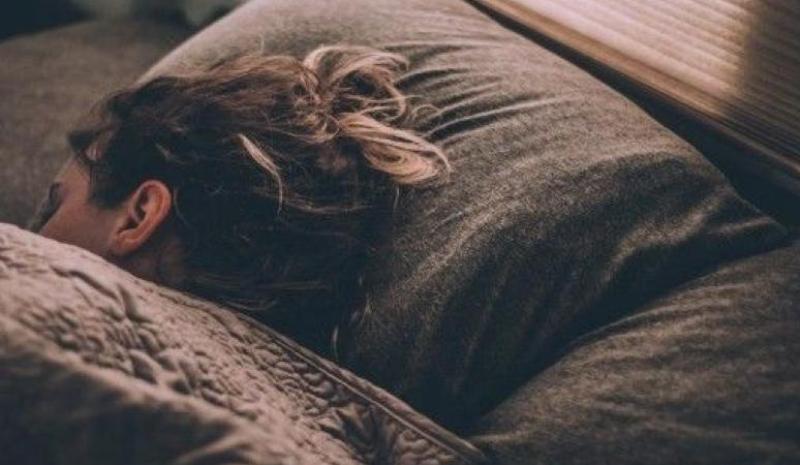 أنماط النوم غير المنتظمة تزيد من خطر الإصابة بقاتلين صامتين