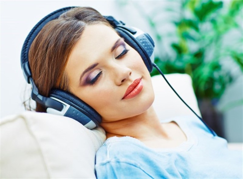 النوم على أنغام الموسيقى.. دراسة تنسف الشائع