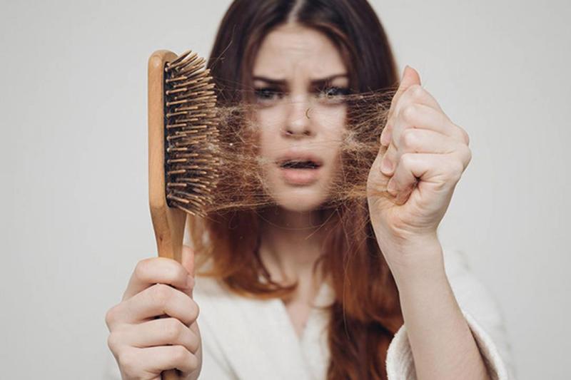 تساقط الشعر لدى النساء مؤشر لأمراض بعضها خطير