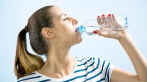 دراسة تحذر الحوامل من استخدام عبوات الماء البلاستيكية