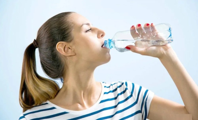دراسة تحذر الحوامل من استخدام عبوات الماء البلاستيكية