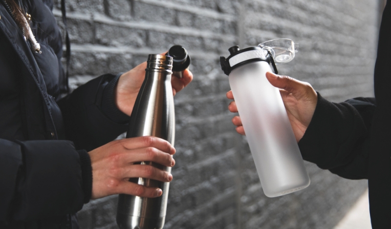 دراسة تحذر من زجاجات المياه القابلة لإعادة الاستخدام