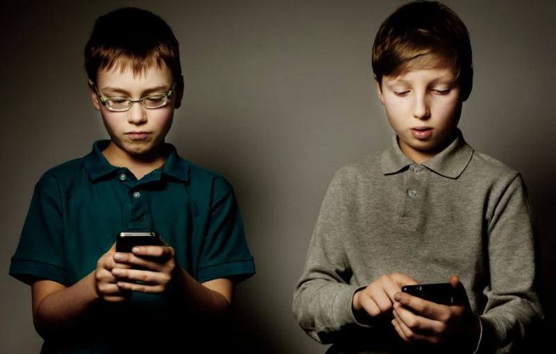 أطفال العالم في خطر. الهاتف الذكي يؤدي لمشاكل عقلية