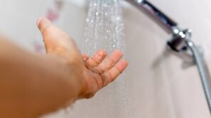 تحذير من الحمام البارد غير المفيد أثناء الطقس الحار