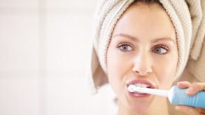 خطر قاتل يهدد من يستخدم فرشاة الأسنان بشكل خاطئ