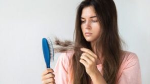 ما هي الأسباب الرئيسية لتساقط الشعر المفاجئ عند النساء؟