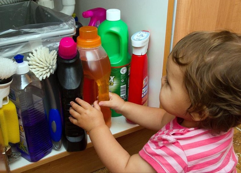 ما العمل عند ابتلاع الطفل مواد التنظيف؟