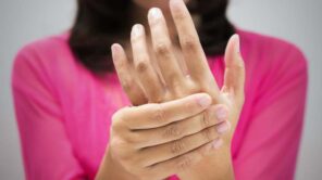 ما هي العوامل المسببة لرعشة اليدين؟