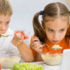 دراسة تربط الوزن الزائد لدى الأطفال بالهاتف والتلفزيون