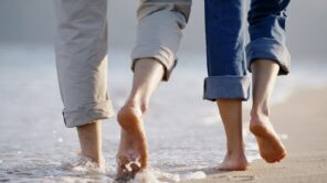 طبيب يشير إلى فوائد المشي حافي القدمين