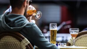 ما هي كمية الكحول التي تزيد من خطر الإصابة بأمراض خطيرة؟