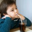 ماذا سيحدث لطفلك لو تناول المشروبات الغازية قبل عمر الثانية؟