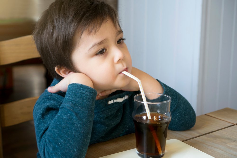 ماذا سيحدث لطفلك لو تناول المشروبات الغازية قبل عمر الثانية؟