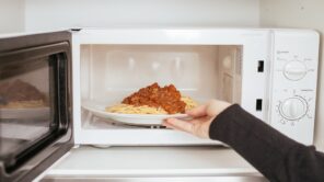 مخاطر تسخين الطعام في أطباق غير مخصصة للميكروويف