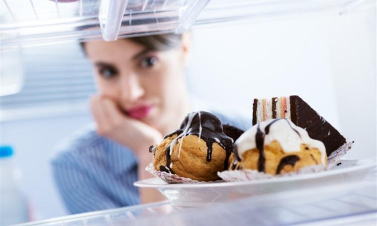 هذه هي المشكلات الصحية التي تشير إليها الرغبة الشديدة في تناول الحلويات
