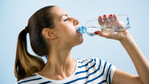اختبار بسيط على الجلد سيخبرك. هل تشرب كمية كافية من الماء؟