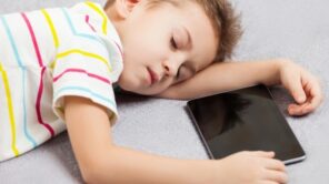 دراسة تحدد عدد ساعات استخدام الأطفال للهاتف أسبوعيا
